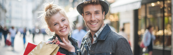 Kundenbindung und Kundenzufriedenheit Lachendes Paar beim Shopping