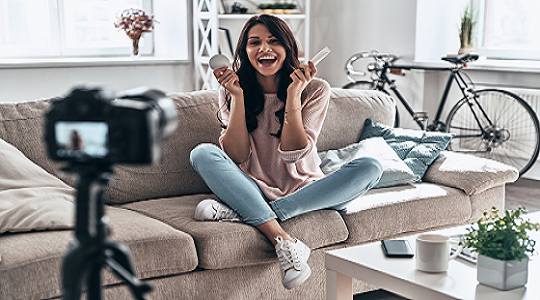 Influencer Marketing - Wissenswertes Titelbild Titelbild - lachende Influencerin beim Filmen