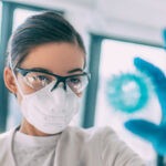 Corona Studie - Laborantin mit Maske und Brille Laborantin mit Maske und Brille