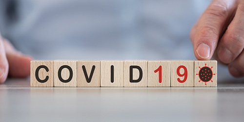 Titelbild Corona Maßnahmen Covid-19 auf Holzwürfeln Konzept von Covid-19 auf Holzwürfeln