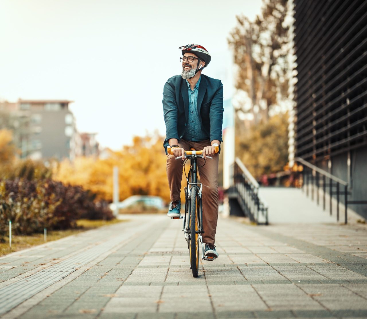 Jobrad Leasing: Mann mit Helm auf dem Fahrrad