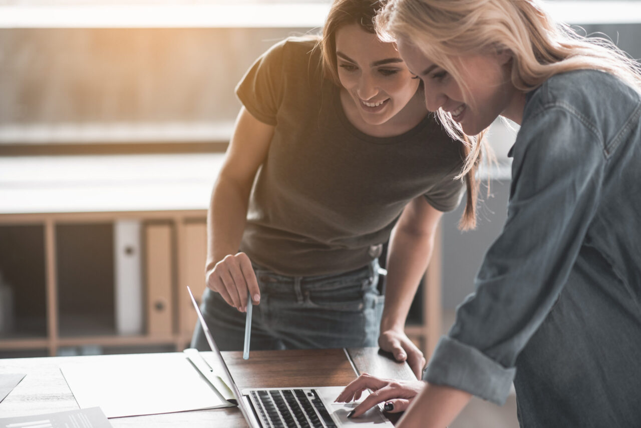 Zwei Frauen arbeiten am Laptop