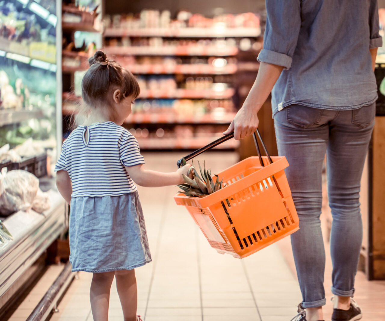 Essenszuschuss: Mutter und Kind sind beim Einkaufen