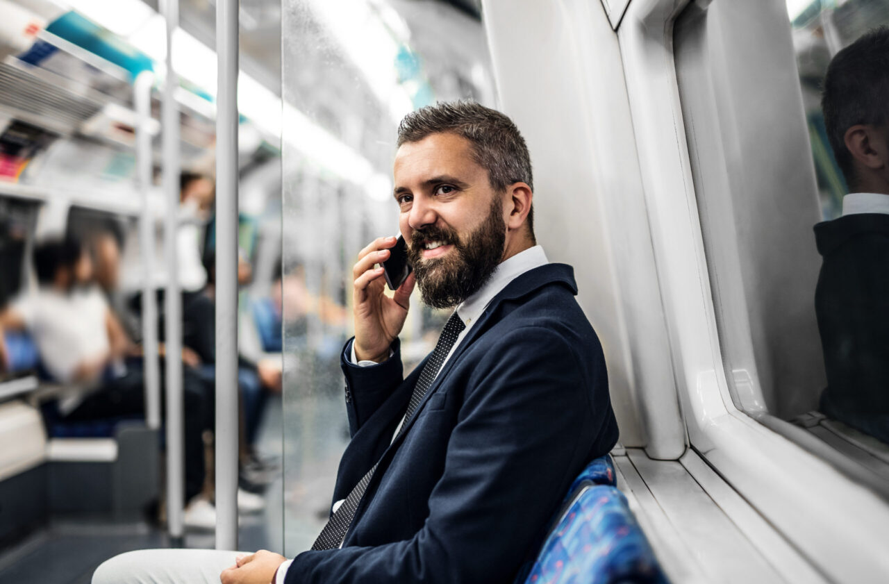 Mann in der Bahn und telefoniert