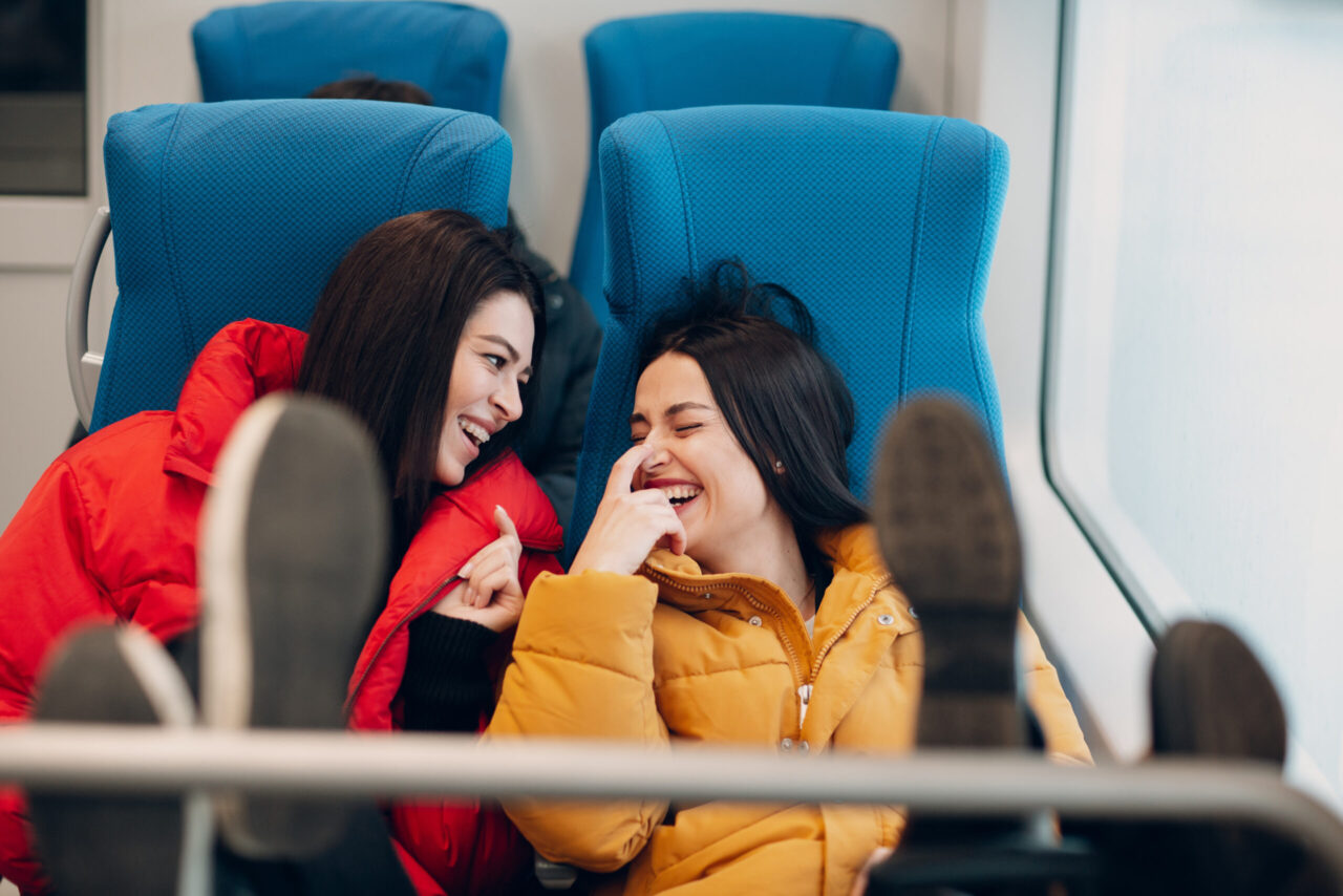 Fahrtkostenzuschuss Vorteile: Zwei Frauen in der Bahn