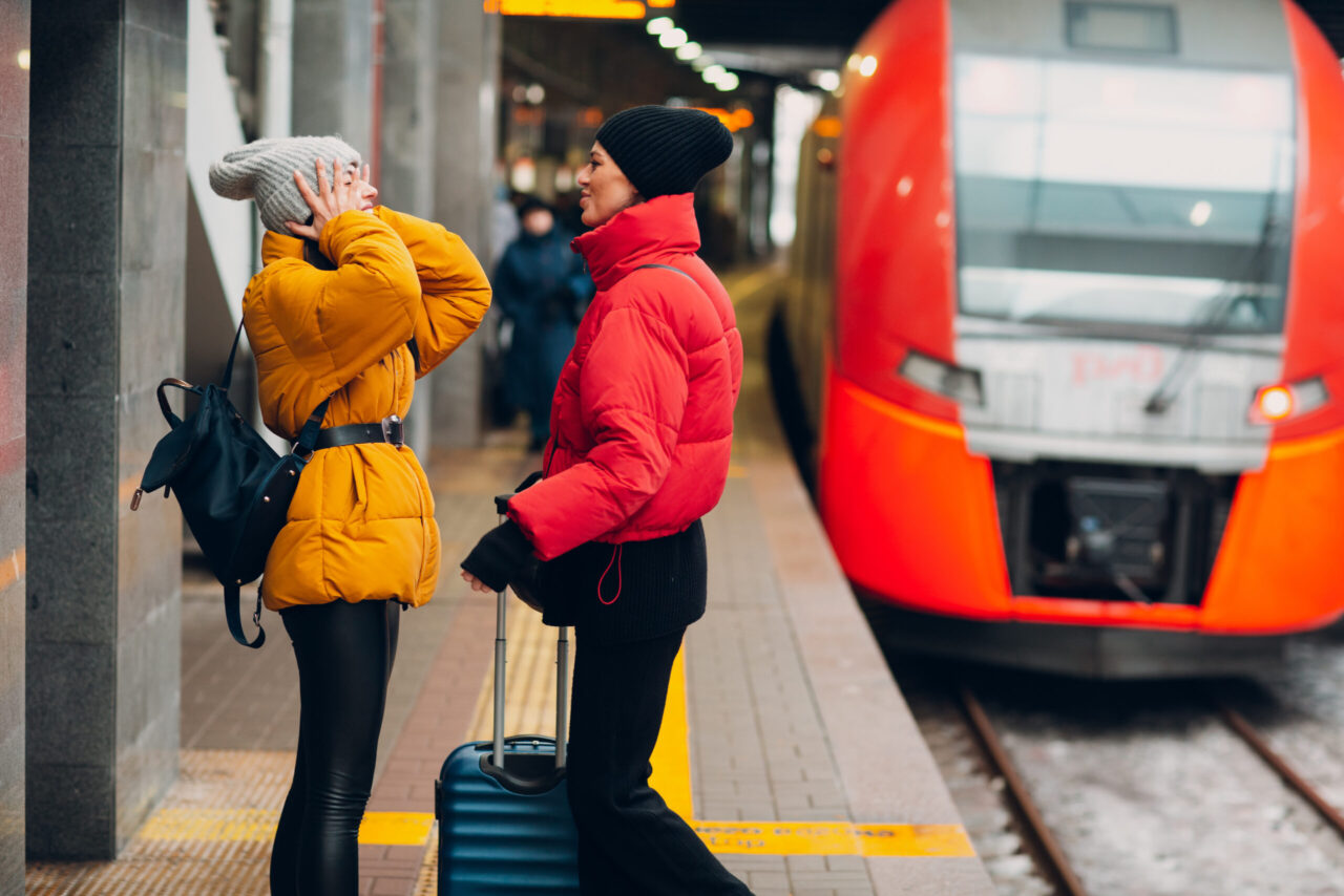 Fahrtkostenzuschuss Arbeitgeber + Jobticket steuerfrei Junge Frau am Eisenbahnzug