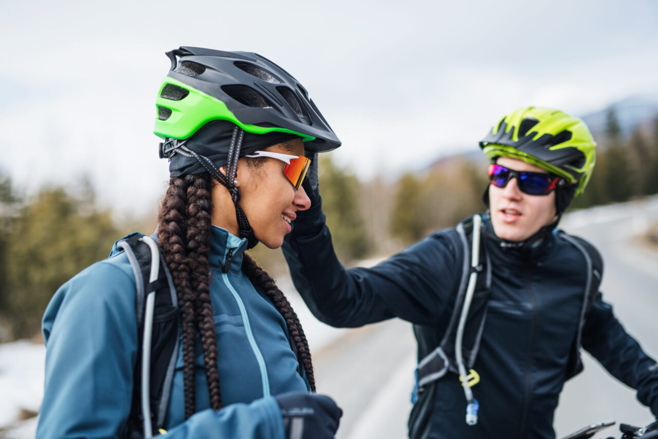 E-Bike und Fahrradleasing: Zwei Mountainbiker fahren im Winter auf der Straße im Freien.