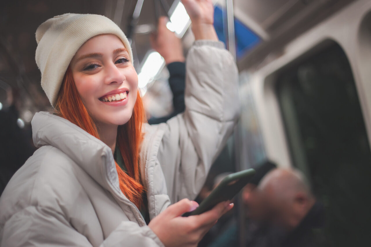 Jobticket steuerfrei - Deutschlandticket - rothaarige Frau in der Bahn