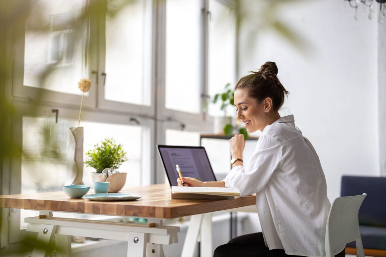 Internetzuschuss: Frau arbeitet im Homeoffice