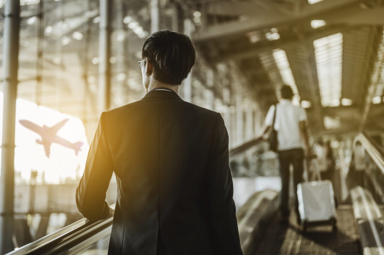 Spesenoptimierung: Mann ist am Flughafen auf einer Geschäftsreise