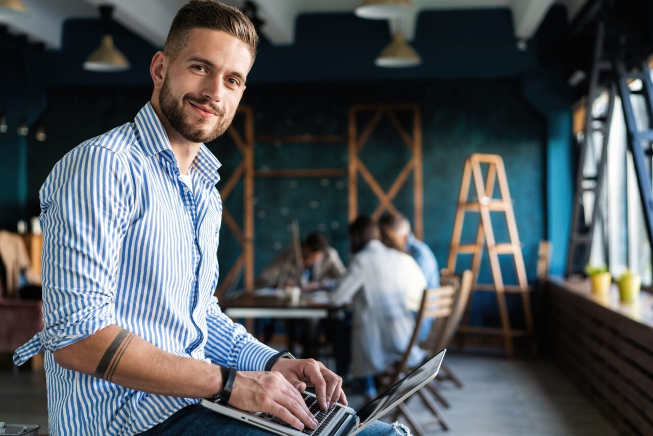 Spesenoptimierung: Mann arbeitet digital am Laptop