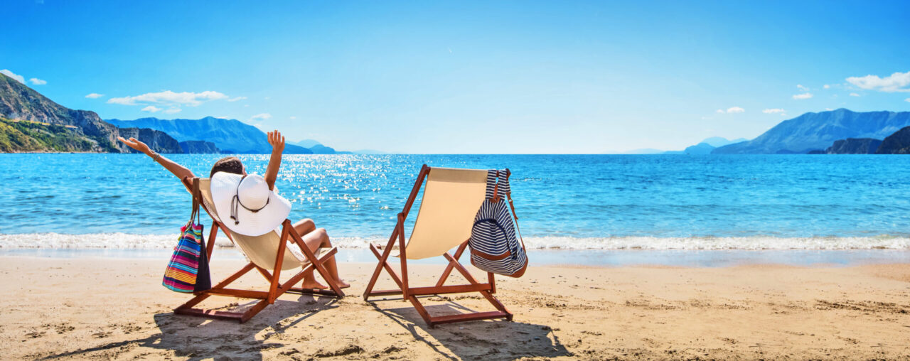 Frau genießt Sonnenbad am Strand