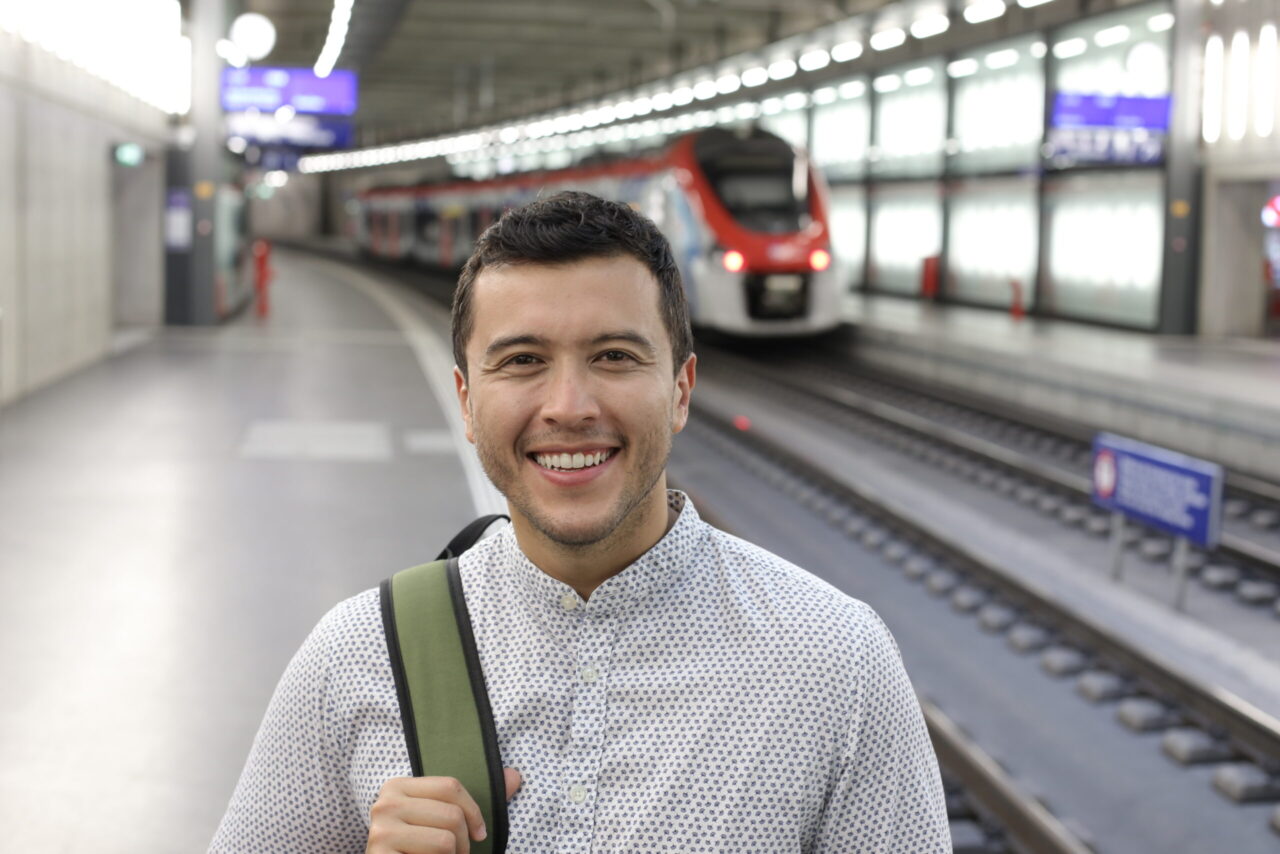 Mann am Bahnhof